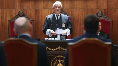 El presidente del Tribunal Superior de Justicia de Asturias (TSJA) Jes�s Mar�a Chamorro (c), durante su discurso en el acto solemne de apertura del a�o judicial en el Principado