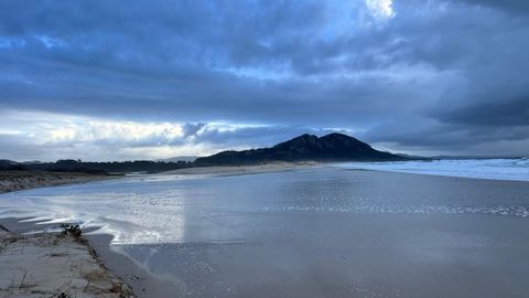 Marea viva en la playa de Area Maior, donde el agua se trag toda la arena