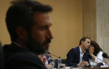 La concejala Elena Su�rez aconseja a Fole en un momento del pleno celebrado el lunes. 