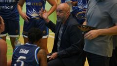 Lino L�pez dando indicaciones en Bulgaria.