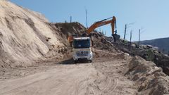 Un aspecto de las obras de reparaci�n de los da�os causados por el derrumbe que cort� la carretera LU-P-4103