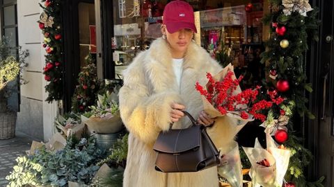 Un abrigo de pelito para bajar a comprar flores por What Gigi Wears