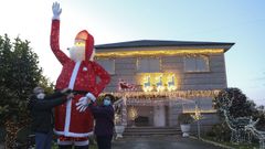 Charo y Nano felicitan la navidad desde su casa de Ordes iluminada para estas fechas .