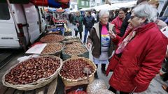 Todo tipo de puestos y de productos pueden verse en Monterroso en la Feira de Santos 