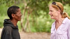 La investigadora Vanessa Hayes, con uno de los miembros de una de las familias que hizo posible el estudio