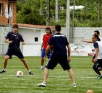 Luisito dirige los movimientos en uno de sus ensayos.