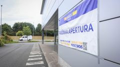 Un cartel anuncia a pr�xima apertura da cadea de artigos do fogar, xoguetes e regalos en Parque Ferrol.