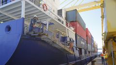 En la imagen, un portacontenedores desestibando en Caneliñas. 