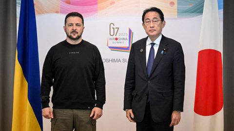 Volod�mir Zelenski junto a su hom�logo japon�s, Fumio Kishida.