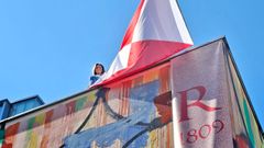 Luisa S�nchez, ante la bandera de Vigo y un cartel de la Reconquista