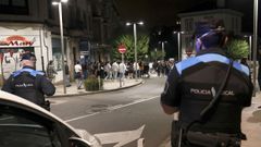 Agentes de la Polic�a Local de Santiago controlan la salida de la discoteca Ruta, en la calle Curros Enr�quez