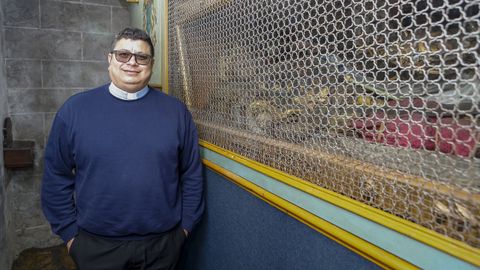 Yohan Gonzlez, junto a los restos de San Campio en la iglesia de Santo Ourente.