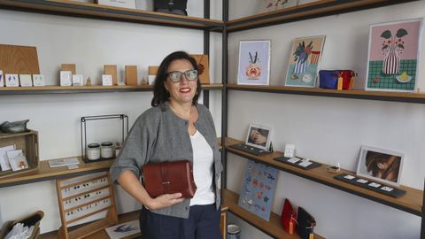 Laura Tri�anes, artesana de joyer�a, que acaba de dar el paso de abrir una tienda f�sica en la praza de Abastos.