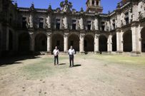 El presidente intervino ante los medios en el claustro barroco.