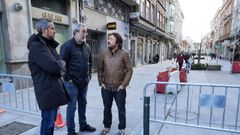 Rub�n Arroxo y Alexandre Penas supervisaron la colocaci�n de bolardos