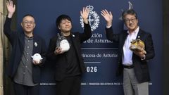 Los galardonados con el Premio Princesa de Comunicaci�n y Humanidades 2026, el presidente de Studio Ghibli, Kenichi Yoda (c), el director de operaciones de Ghibli, Kiyofumi Nakajima (d) y el dise�ador y director de animaci�n japon�s Kiyofumi NaKagima (i) 
