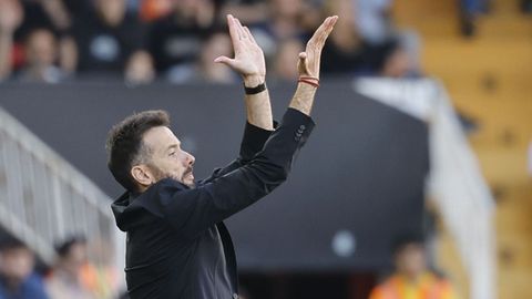 El entrenador del Valencia, Carlos Corber�n, durante el partido ante el Celta.