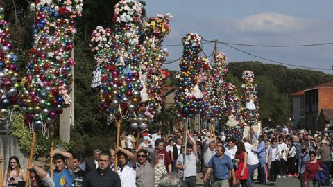 Imagen de archivo de los ramos acompaando la procesin de As Maravillas