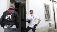 Los miembros de la empresa Desokupaci�n Legal, en el piso de la calle Lagartos de Santiago que lograron desalojar