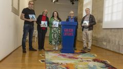 <span lang= gl >Na imaxe, presentacin dunha instalacin artstica do proxecto Galicia Latente, impulsado por Eduardo de Marts ( esquerda), no Museo do Pobo Galego</span>