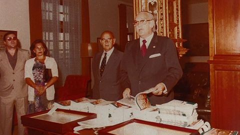 El recordado poeta y profesor Manuel P�rez de Ar�valo, en el centro de la imagen, durante un acto celebrado en el Parador de Turismo de Ferrol.