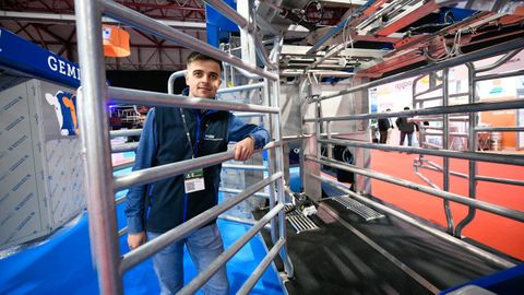 Primer robot que permite ordeñar dos vacas a la vez. Tiene un brazo trasero, lo que reduce el estrés de los animales