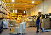 A Conseller�a de Cultura conserva miles de volumes neste almac�n do pol�gono do Tambre, en Santiago.