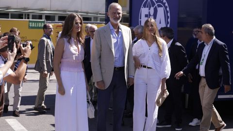 Leonor y Sof�a, junto al rey Felipe VI en el Madring