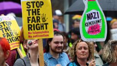 Varios manifestantes en una protesta antirracista convocada en Brighton, Inglaterra.