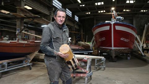 Ramón Collazo trabaja como carpintero en el negocio que fundó su abuelo 