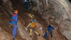 Espelelogos en la cueva de Tara, una de las cavidades que est previsto visitar