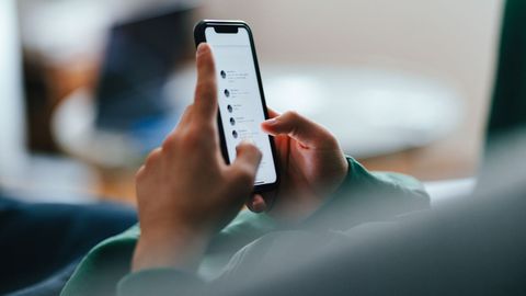 Un adolescente utiliza las redes sociales.