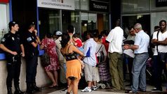 Las colas para pedir el cheque social terminaron ayer, ahora los solicitantes deber�n esperar a septiembre para recibir la ayuda. 