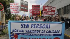Enfermeiras que traballan no distrito sanitario de Monforte sosti�an a pancarta de cabeceira da mobilizaci�n deste martes