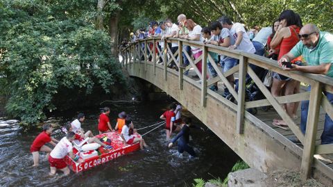 El tiempo acompa a los participantes y asistentes del XVIII descenso por el ro Anllns que cada ao se celebra por San Xon