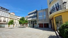 La casa de cultura (en el centro) podr�a incorporar la antigua sede de Sargadelos (a la izquierda)
