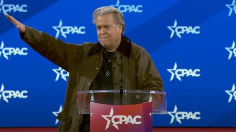 Steve Bannon, exasesor de Trump, hace el saludo nazi