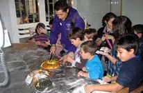Los chavales del campamento de Vilatuxe prepararon rosc�n de Reyes ayer en la panader�a da Morena.