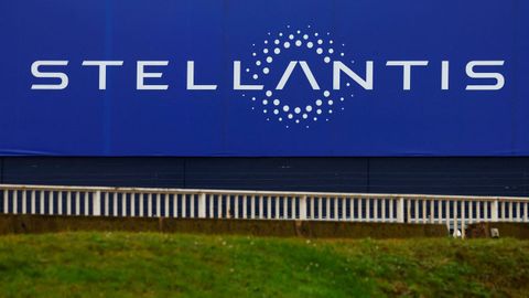 Logo de Stellantis en la sede de la empresa de Par�s