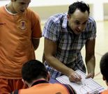 El entrenador del equipo de A G�ndara, Suso Varela, da instrucciones a los jugadores. 