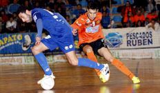 Chano se lleva el bal�n ante Hugo en el �ltimo Azkar-Burela.