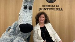 La concejala de Cultura de Pontevedra, Carme Fouces, con la mascota el sal�n do Libro, Orbil