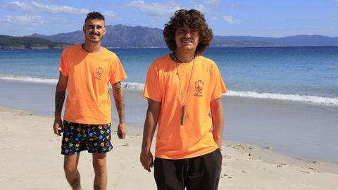 Iago L�pez y Salvador Fern�ndez trabajaron dos meses en la playa de Langosteira.