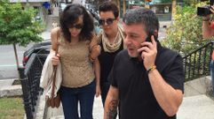 A la izquierda de la imagen, Andre Montes, viuda del bater�a de Los Piratas, a su llegada a los juzgados