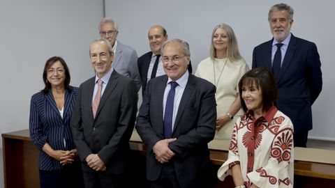 El gerente de la OSG, Juan Antonio Cu�llar (segundo por la izquierda), con representantes de los colegios de abogados, procuradores, economistas, graduados sociales, administradores de fincas, Academia de Jurispridencia y j�venes abogados ICACOR