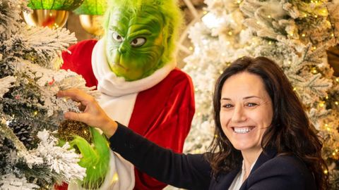 El Grinch acompaa a Elena Torres, concejala de Cultura de Sanxenxo