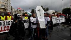 Los trabajadores escenificaron un entierro.