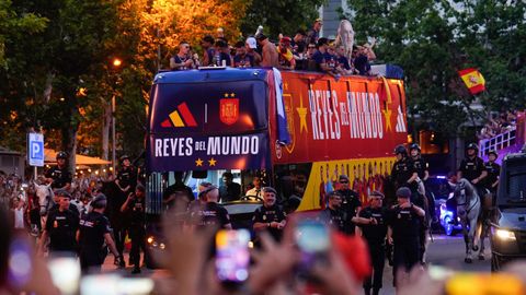 Cientos de miles de aficionados saludan a los campeones del mundo. 
