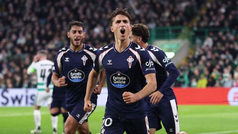 Javi Rodr�guez (centro), celebrando uno de los goles, con varios compa�eros por detr�s.
