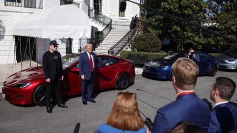 Elon Musk y Donald Trump con varios modelos de Tesla en la Casa Blanca.